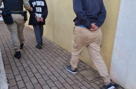 'Eu odeio ser normal': homem e mulher são presos em praça com drogas, whisky e creme de avelã