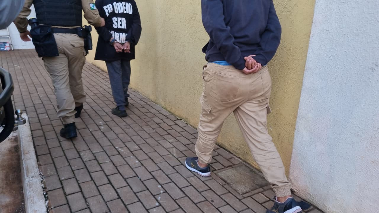 ‘Eu odeio ser normal’: homem e mulher são presos em praça com drogas, whisky e creme de avelã