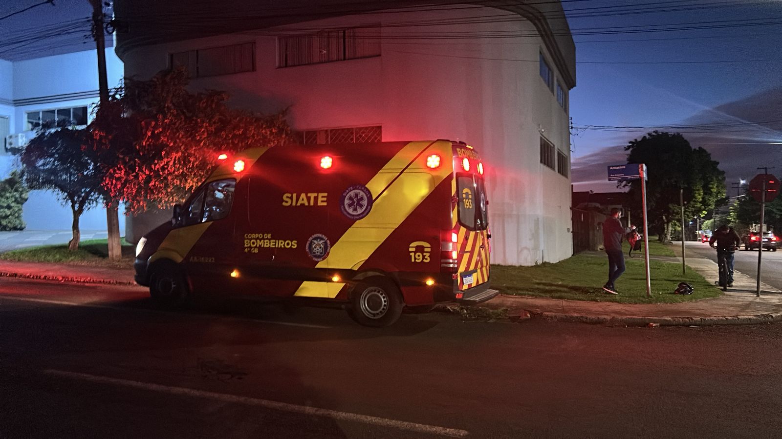Ciclista de 27 anos fica ferido em acidente com moto no Bairro São Cristóvão