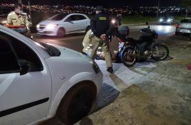 Motociclista fica ferido após colisão com carro na Avenida das Pombas