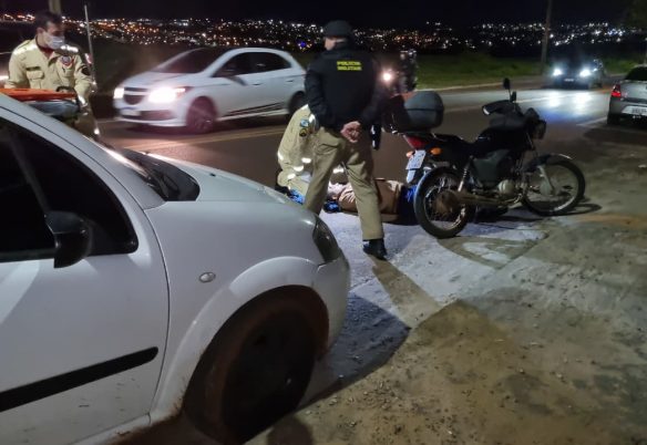 Motociclista fica ferido após colisão com carro na Avenida das Pombas