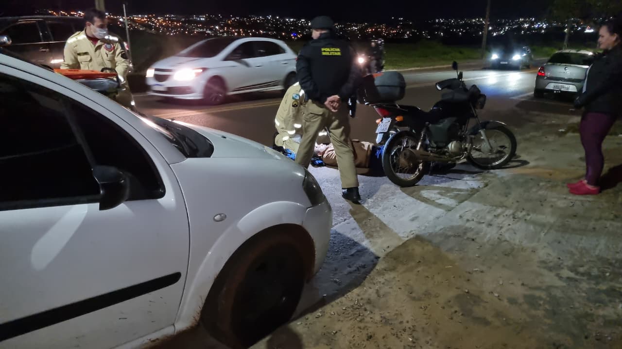 Motociclista fica ferido após colisão com carro na Avenida das Pombas