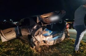 Acidente entre dois veículos termina com carro em barranco na BR-467, em Cascavel