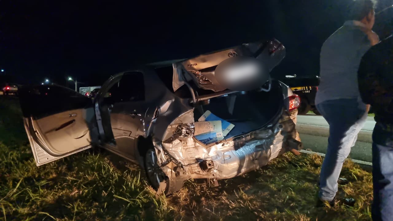 Acidente entre dois veículos termina com carro em barranco na BR-467, em Cascavel