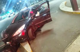 Veículo é apreendido após mulher colidir contra proteção de estacionamento no Centro