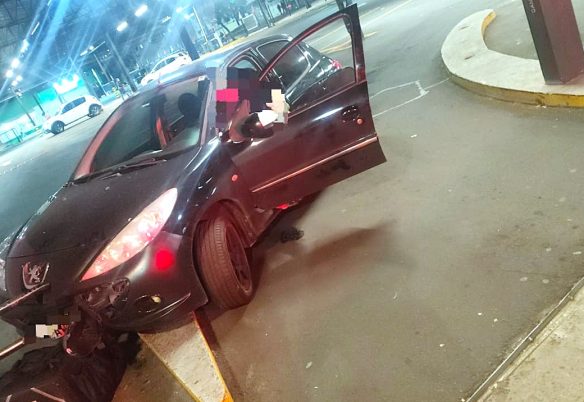 Veículo é apreendido após mulher colidir contra proteção de estacionamento no Centro