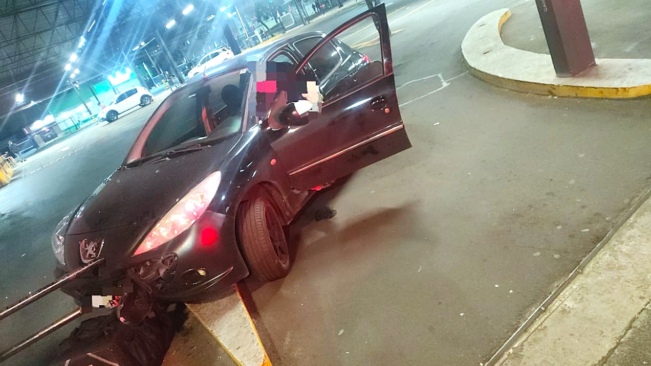 Imagem referente a Veículo é apreendido após mulher colidir contra proteção de estacionamento no Centro