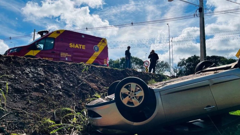 Casal fica ferido após carro capotar e parar em ribanceira em Foz do Iguaçu Imagem referente a Casal fica ferido após carro capotar e parar em ribanceira em Foz do Iguaçu