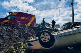 Casal fica ferido após carro capotar e parar em ribanceira em Foz do Iguaçu