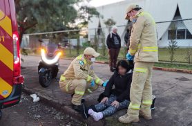 Cachorro atravessa rua, motociclista cai e fica ferida no Bairro Universitário em Cascavel