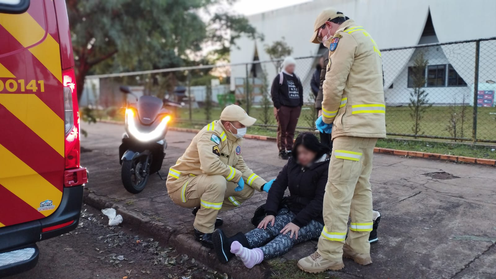 Cachorro atravessa rua, motociclista cai e fica ferida no Bairro Universitário em Cascavel