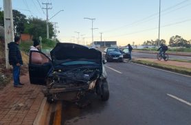 Gol e Fiesta se envolvem em forte acidente com vítimas na Avenida Piquiri, em Cascavel