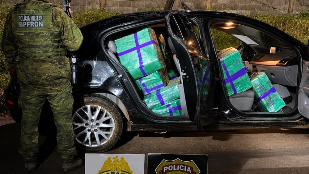 BPFRON e PF apreendem 480 kg de maconha e prendem homem na BR-277, em Santa Tereza do Oeste Imagem referente a BPFRON e PF apreendem 480 kg de maconha e prendem homem na BR-277, em Santa Tereza do Oeste