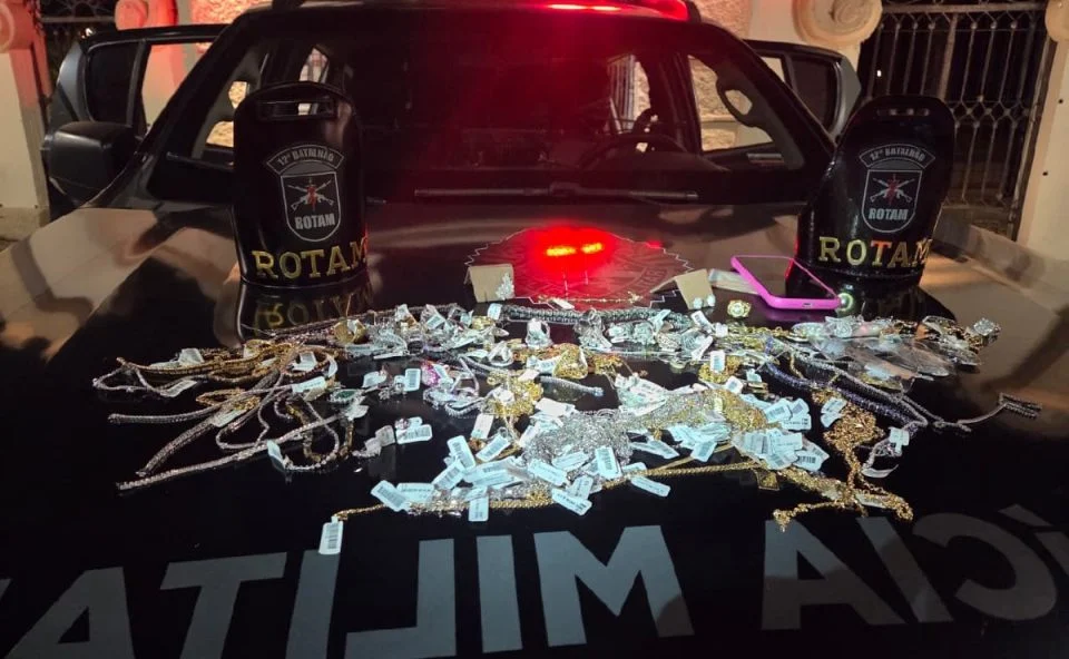 Imagem relativa a Mulher é presa com joias levadas durante assalto em relojoaria no Shopping