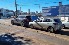Onix atinge traseira de Porsche na Avenida Tancredo Neves