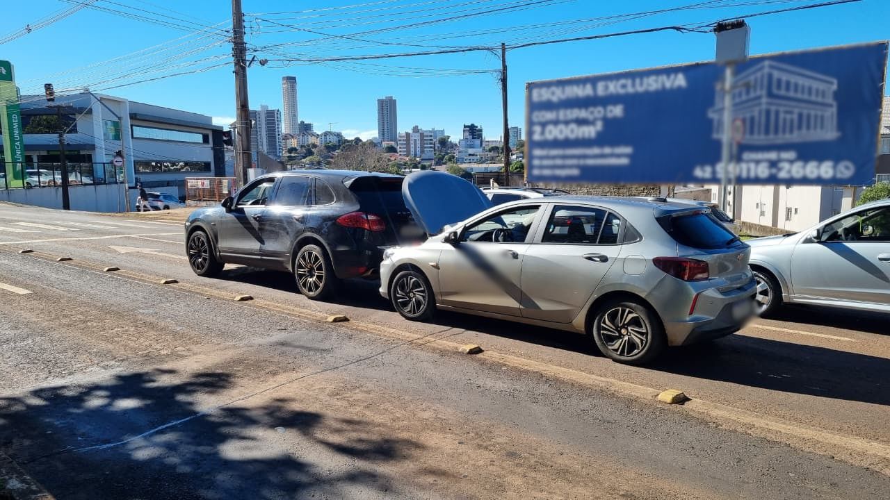 Onix atinge traseira de Porsche na Avenida Tancredo Neves