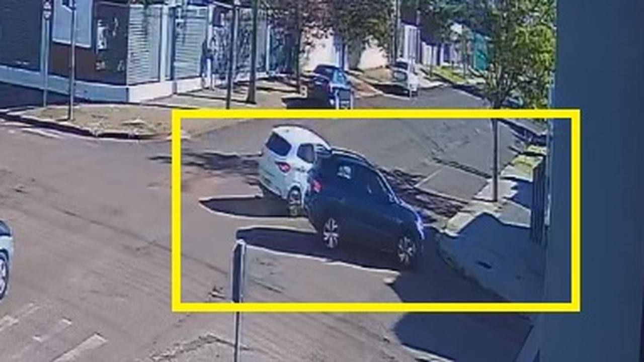 Câmera flagra acidente entre T-Cross e Argo no Bairro Neva