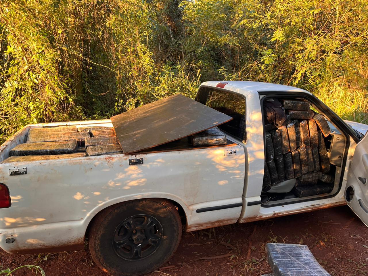 Polícia apreende mais de 1 tonelada de maconha em operação conjunta na área rural de Santa Helena Imagem relativa a Polícia apreende mais de 1 tonelada de maconha em operação conjunta na área rural de Santa Helena