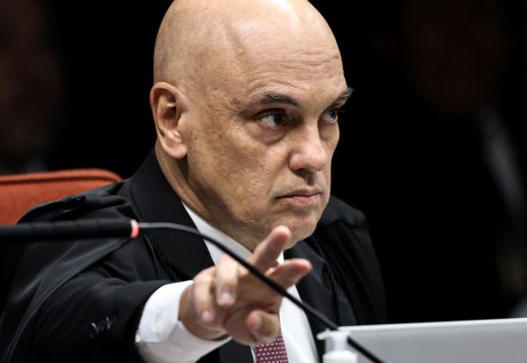 Moraes pede parecer da PGR sobre apreensão de arma de Bolsonaro Moraes pede parecer da PGR sobre apreensão de arma de Bolsonaro