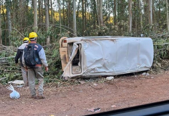 Acidente entre Kombi de trabalhadores e caminhão deixa dois feridos na BR-163