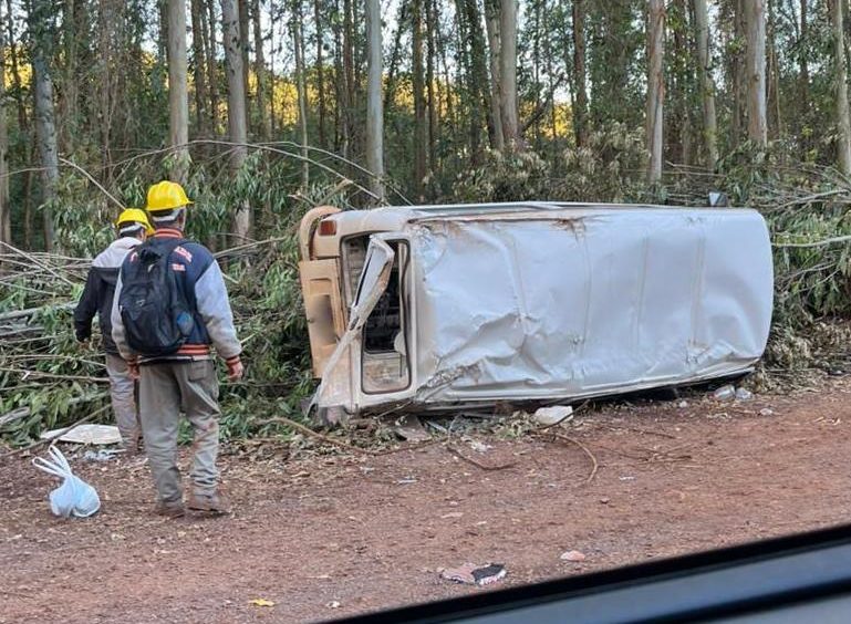 Acidente entre Kombi de trabalhadores e caminhão deixa dois feridos na BR-163 Imagem referente a Acidente entre Kombi de trabalhadores e caminhão deixa dois feridos na BR-163