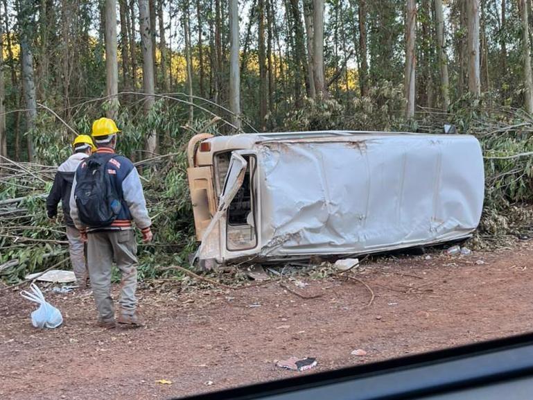 Acidente entre Kombi de trabalhadores e caminhão deixa dois feridos na BR-163 Imagem relativa a Acidente entre Kombi de trabalhadores e caminhão deixa dois feridos na BR-163