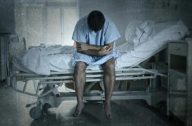 Ele chegou ao hospital com dor no peito, foi mandado para casa e morreu horas depois Ele chegou ao hospital com dor no peito, foi mandado para casa e morreu horas depois