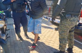 Jovem é flagrado com maconha em frente à UPA Tancredo Jovem é flagrado com maconha em frente à UPA Tancredo