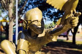Estátua do menino Nando é revitalizada e mantém viva homenagem no Parque da Paz Estátua do menino Nando é revitalizada e mantém viva homenagem no Parque da Paz