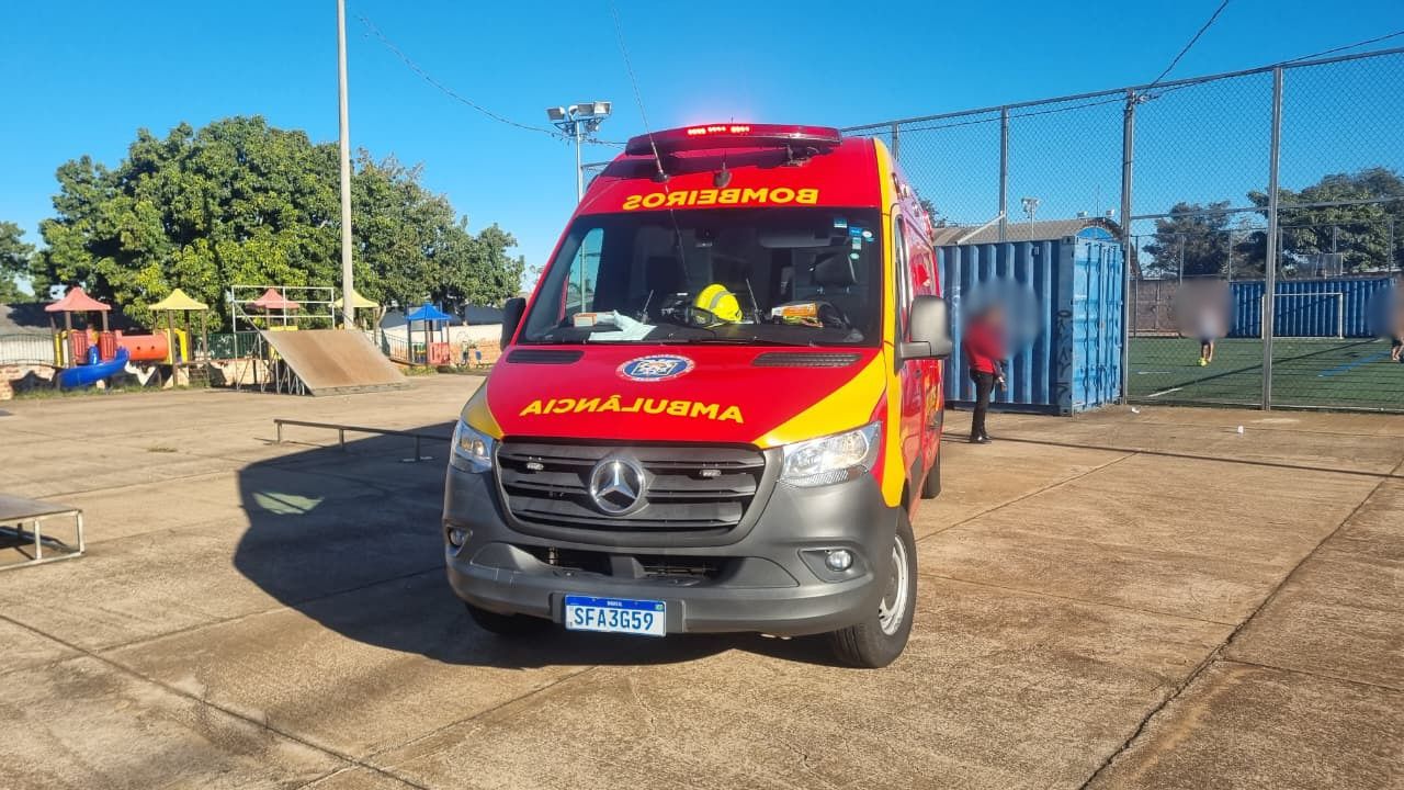 Mulher sofre queda em praça de Cascavel e é levada à UPA com ferimento na cabeça