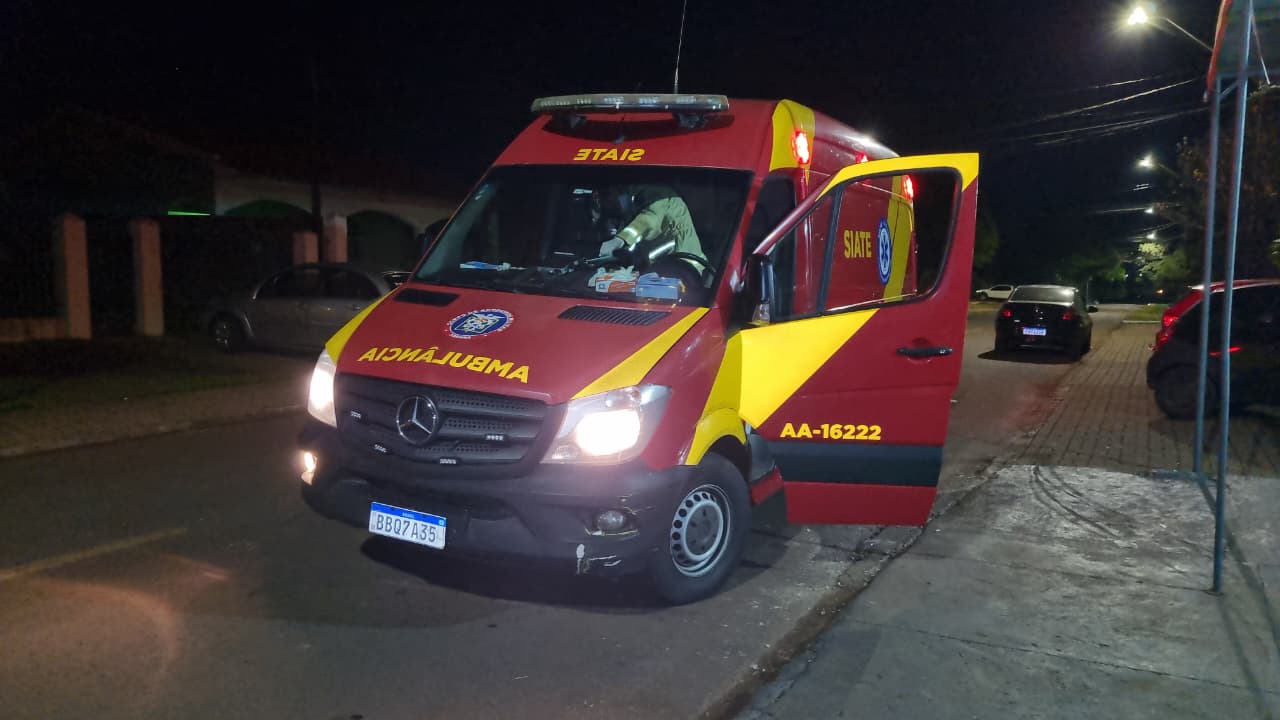 Homem é socorrido após cair de moto e pedir ajuda em bar no bairro Periolo