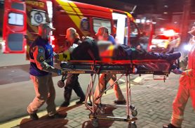 Motociclista fica gravemente ferido após acidente na Avenida Carlos Gomes