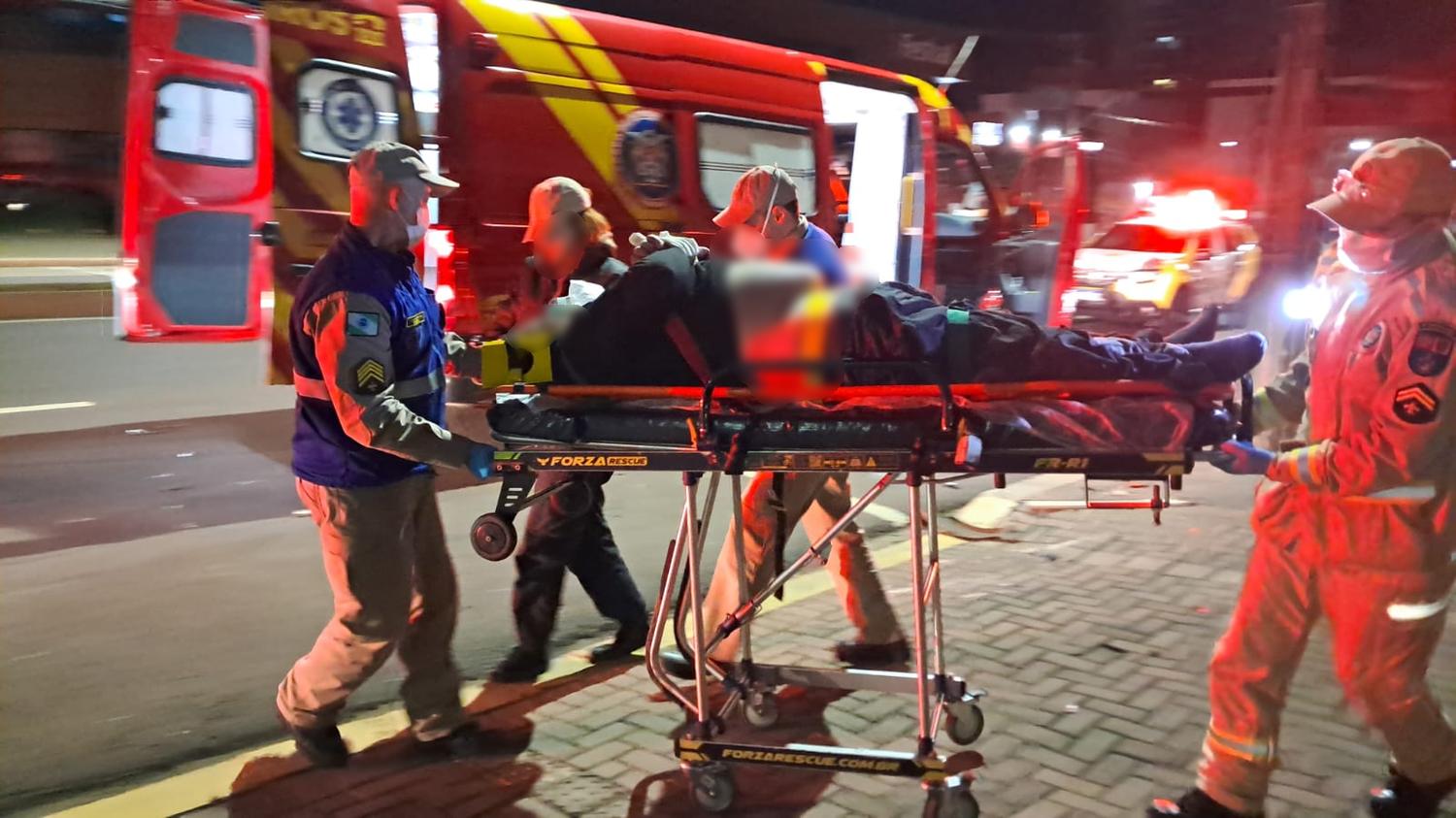 Motociclista fica gravemente ferido após acidente na Avenida Carlos Gomes