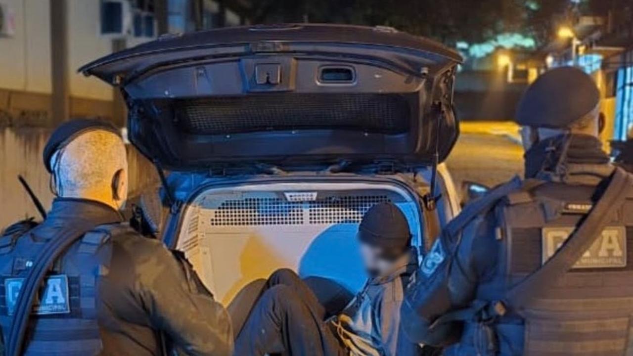 Imagem relativa a GTA da Guarda Municipal prende homem com pedras de crack durante patrulhamento em Foz do Iguaçu