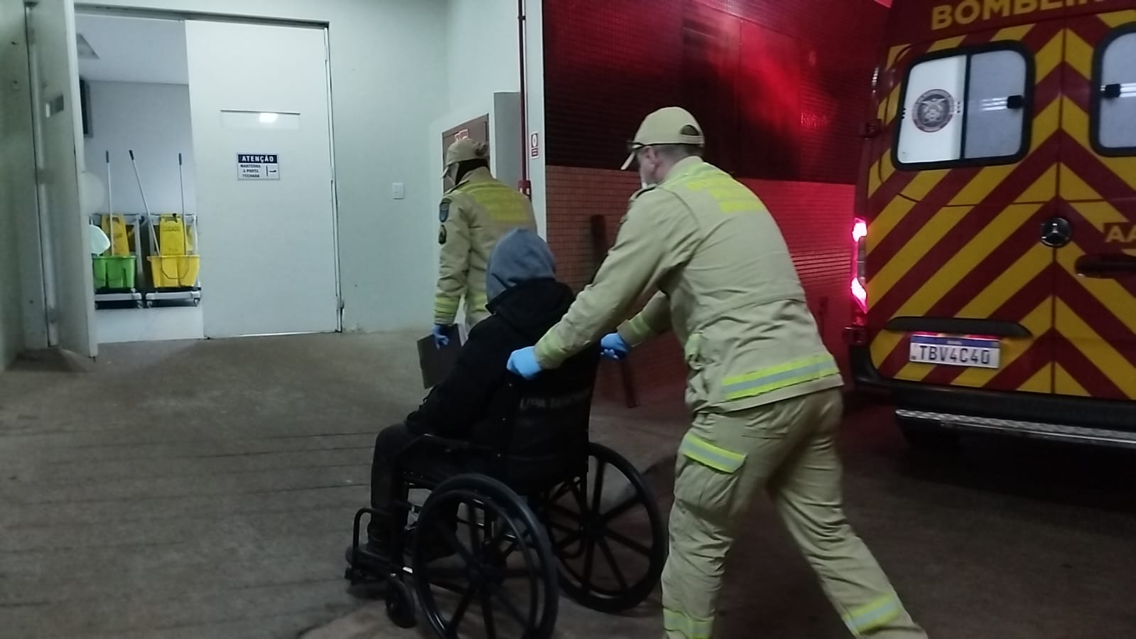 Jovem de 21 anos sofre queda em empresa no Núcleo Industrial e é socorrido pelo Siate