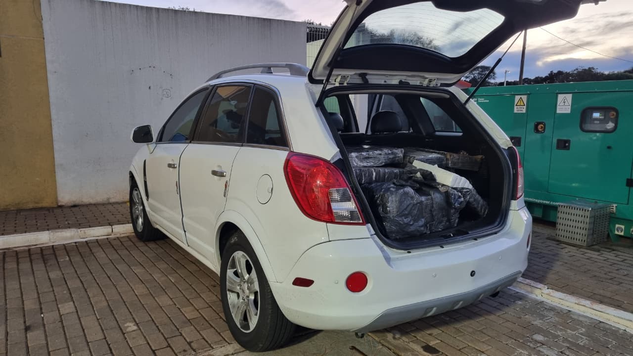 PRF apreende grande quantidade de maconha em carro na BR-277 em Cascavel