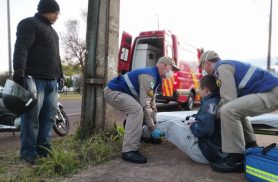 Acidente entre carro e motocicleta deixa jovem ferido na Avenida Tancredo Neves, em Cascavel