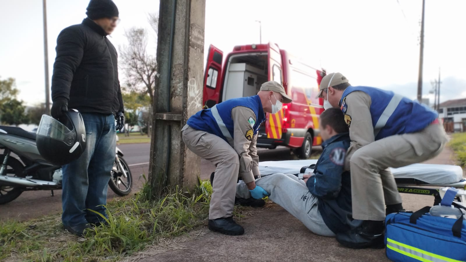 Acidente entre carro e motocicleta deixa jovem ferido na Avenida Tancredo Neves, em Cascavel