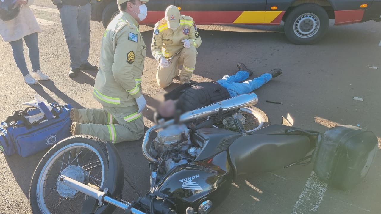 Duas pessoas ficam feridas após colisão entre moto e bicicleta na Avenida Brasil