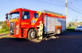 Cachorrinho fica preso em grade e é salvo pelo Corpo de Bombeiros em Cascavel
