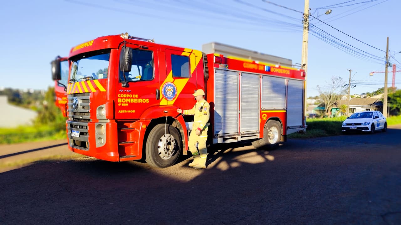 Cachorrinho fica preso em grade e é salvo pelo Corpo de Bombeiros em Cascavel