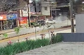 Vídeo mostra carro invadindo calçada após forte colisão com motociclista na Avenida Carlos Gomes