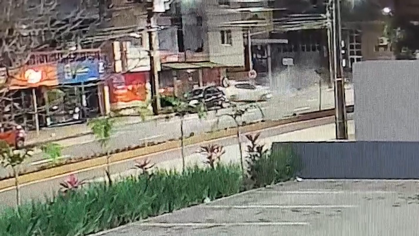 Vídeo mostra carro invadindo calçada após forte colisão com motociclista na Avenida Carlos Gomes