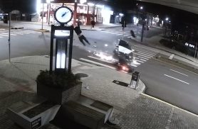 Novas imagens mostra violência do impacto em grave acidente na Avenida Carlos Gomes