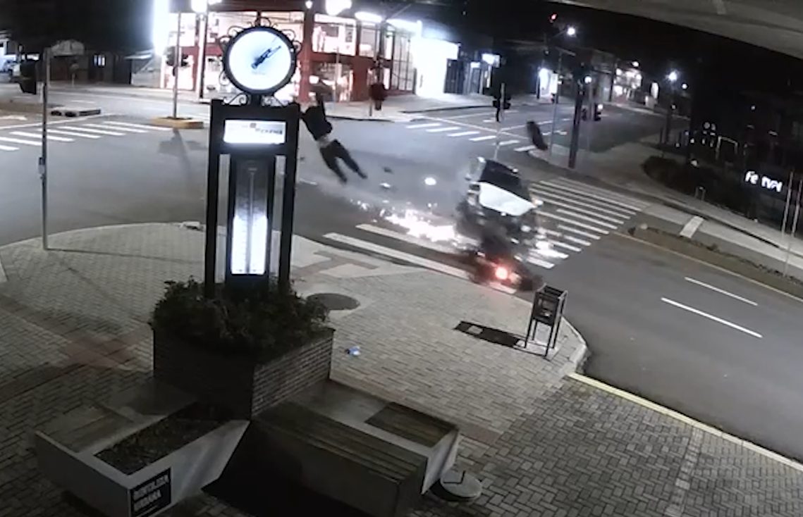 Novas imagens mostra violência do impacto em grave acidente na Avenida Carlos Gomes