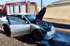 Honda Civic pega fogo e trabalhadores ajudam motorista no Country