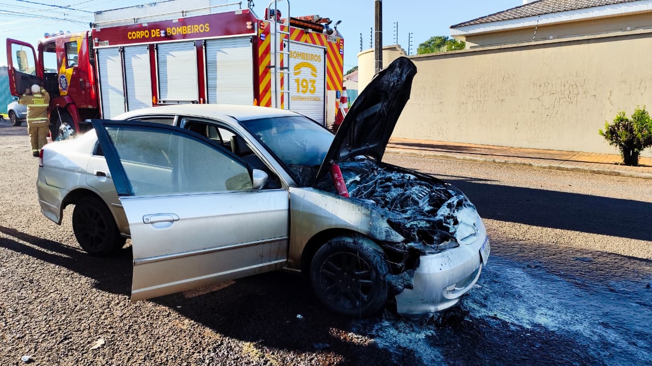 Honda Civic pega fogo e trabalhadores ajudam motorista no Country