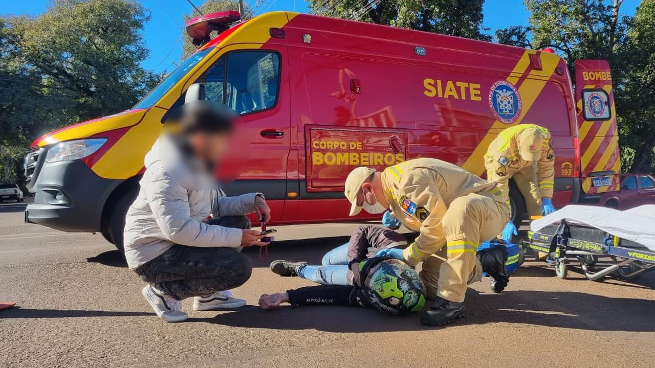 Homem sofre fratura após queda de moto no Centro