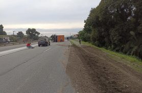 Tombamento de caminhão deixa dois feridos e interdita totalmente a BR-277 em Paranaguá Tombamento de caminhão deixa dois feridos e interdita totalmente a BR-277 em Paranaguá