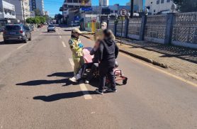 Vítima de acidente fica caída no meio da Rua São Paulo, no Centro